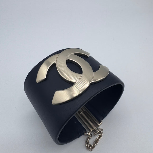 Manchette Chanel Collection Défilé Resort 2018 par Karl Lagerfeld