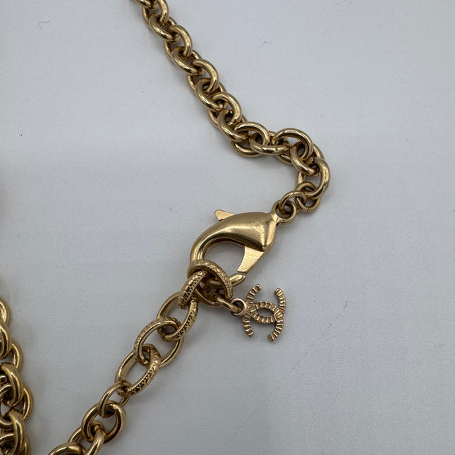 Sautoir Chanel double C doré et orange