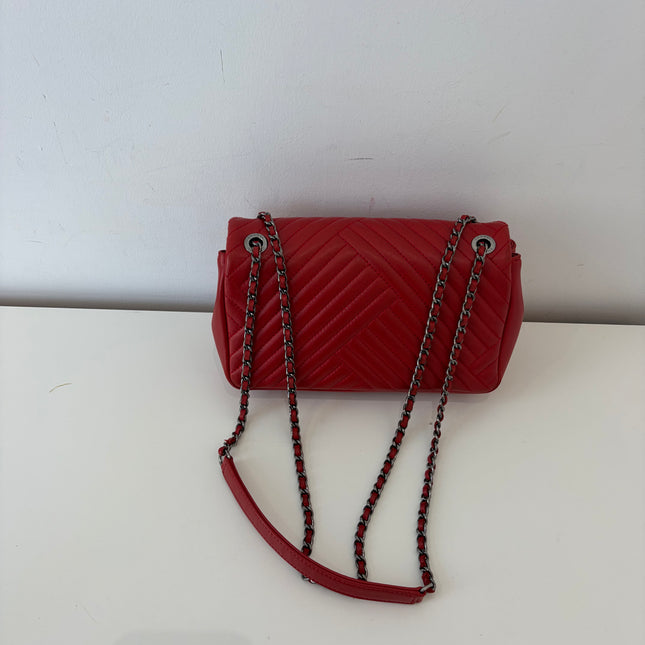 Sac Chanel bandoulière chevrons rouge