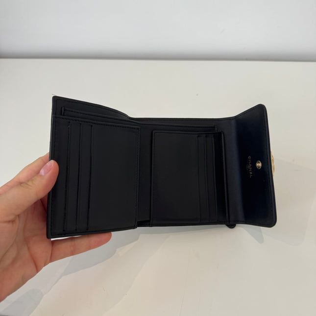 Petit portefeuille Chanel à rabat Boy noir