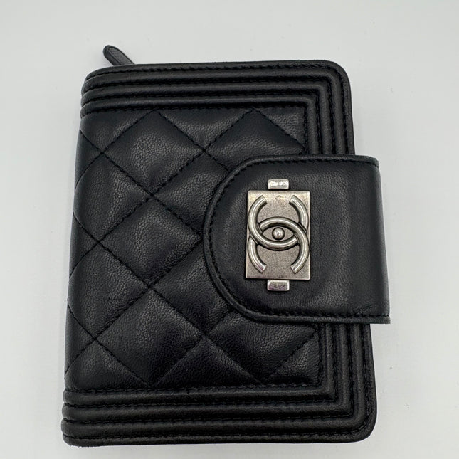 Portefeuille Chanel Boy à rabat