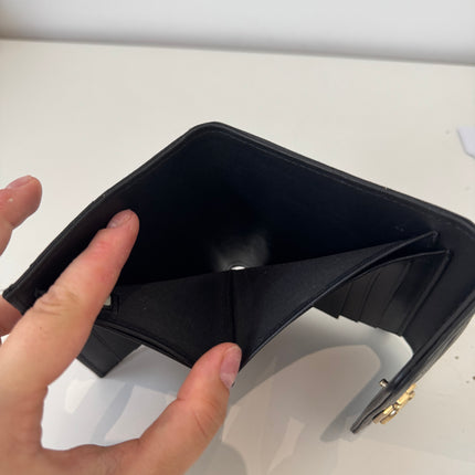 Petit portefeuille Chanel à rabat Boy noir