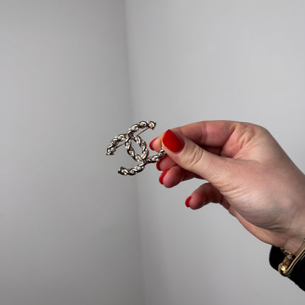 Broche Chanel double c perles