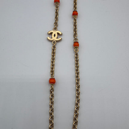Sautoir Chanel double C doré et orange