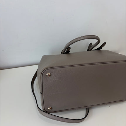 Sac Prada Double Cuir Saffiano Argile bandoulière