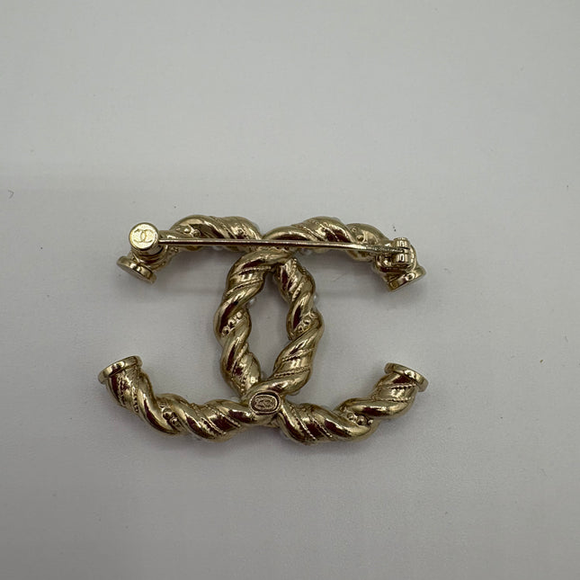 Broche Chanel CC