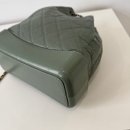 Sac à dos Chanel Gabrielle cuir vert gris
