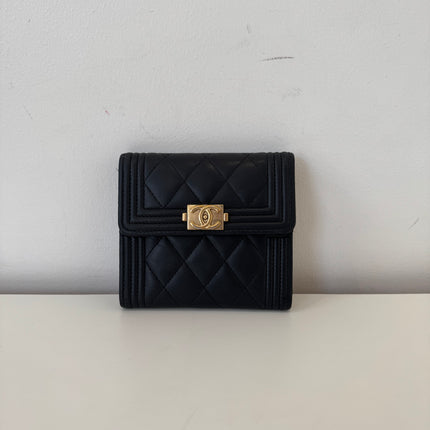Petit portefeuille Chanel à rabat Boy noir