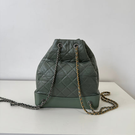 Sac à dos Chanel Gabrielle cuir vert gris