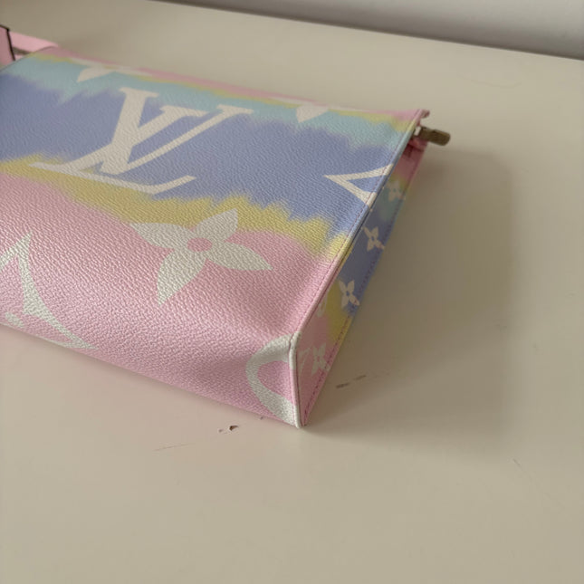 Poche de toilette Louis Vuitton édition limitée Escale 26