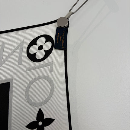 Carré de soie Louis Vuitton 90 cm Monogram Noir et Blanc