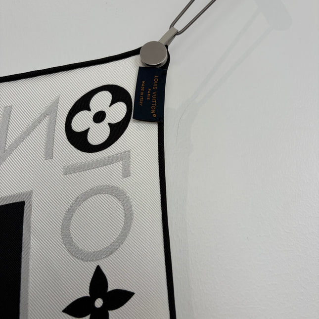Carré de soie Louis Vuitton 90 cm Monogram Noir et Blanc