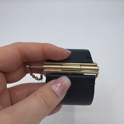 Manchette Chanel Collection Défilé Resort 2018 par Karl Lagerfeld