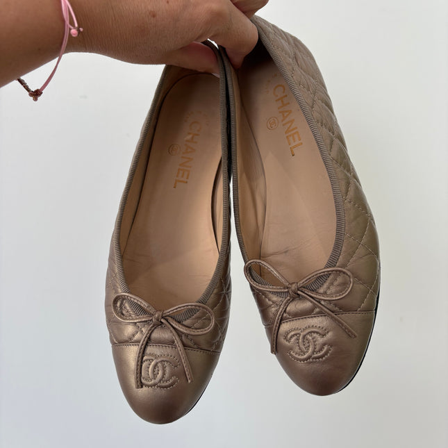 Ballerines Chanel matelassées T39