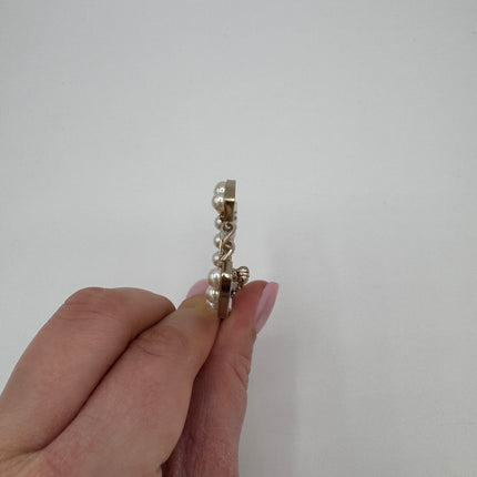 Broche Chanel double C perles et strass