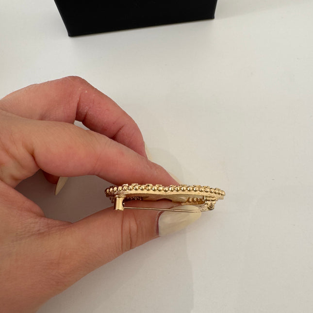 Broche Chanel CC