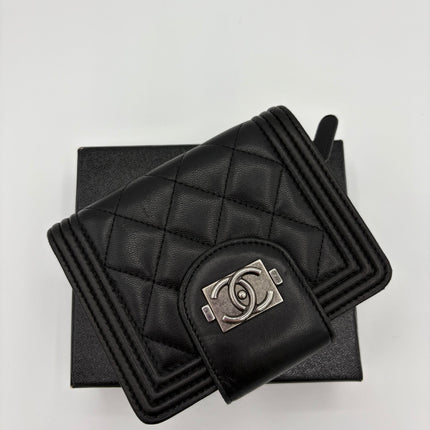 Portefeuille Chanel Boy à rabat