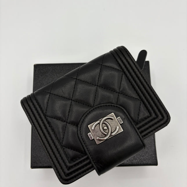 Portefeuille Chanel Boy à rabat