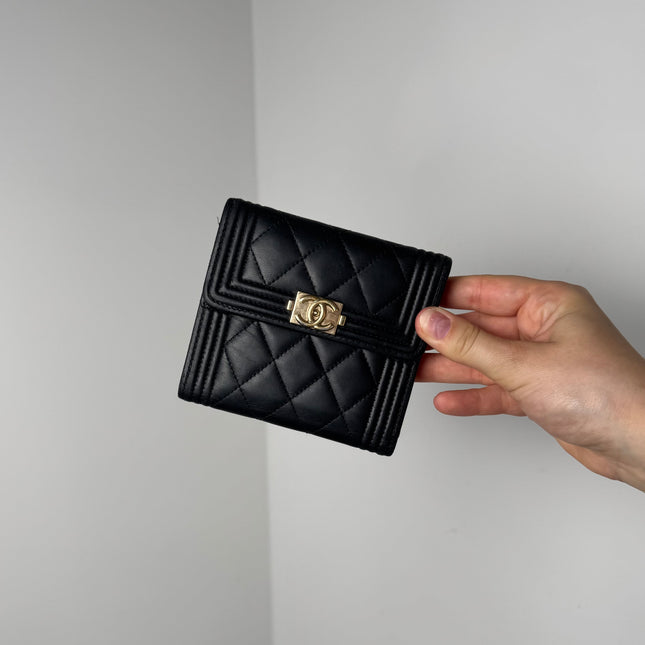Petit portefeuille Chanel à rabat Boy noir