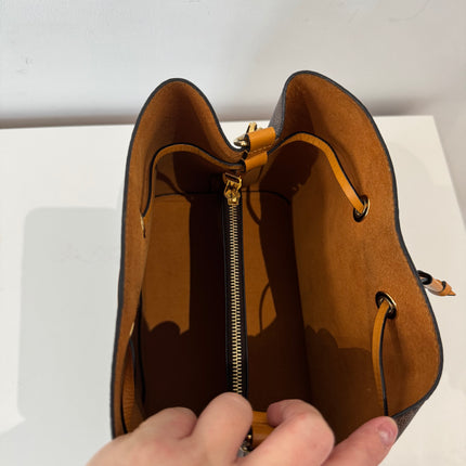 Sac Louis Vuitton Neo Noé Damier ébène & safran