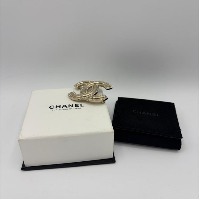Broche Chanel double C