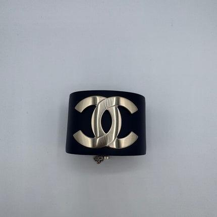 Manchette Chanel Collection Défilé Resort 2018 par Karl Lagerfeld