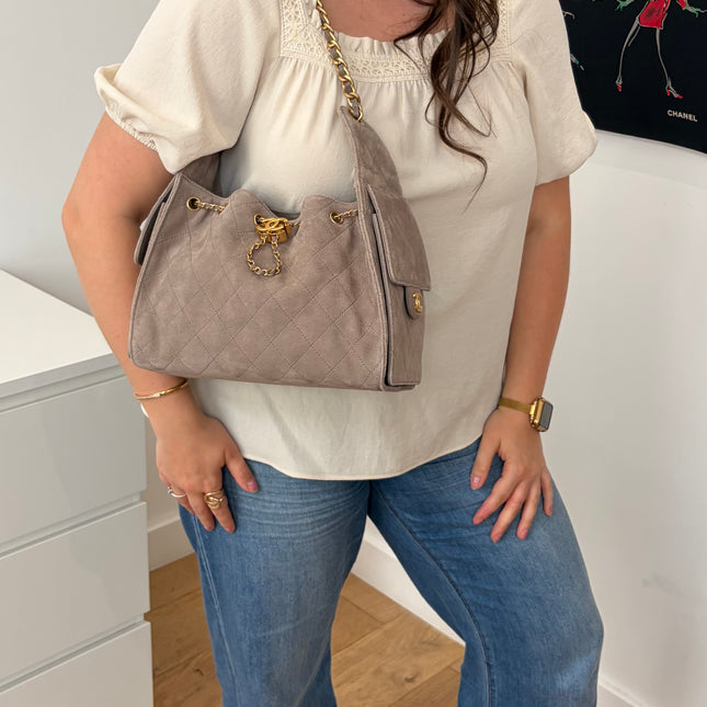 Petit Sac Chanel 25 gris en suede