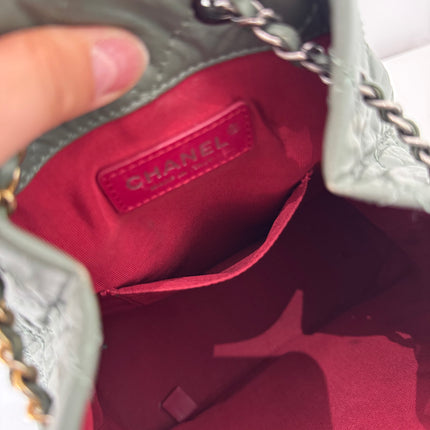 Sac à dos Chanel Gabrielle cuir vert gris