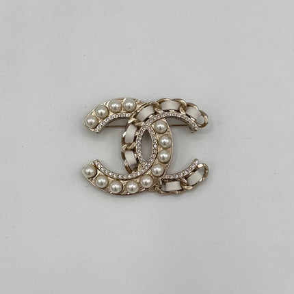 Broche Chanel double C perles et strass