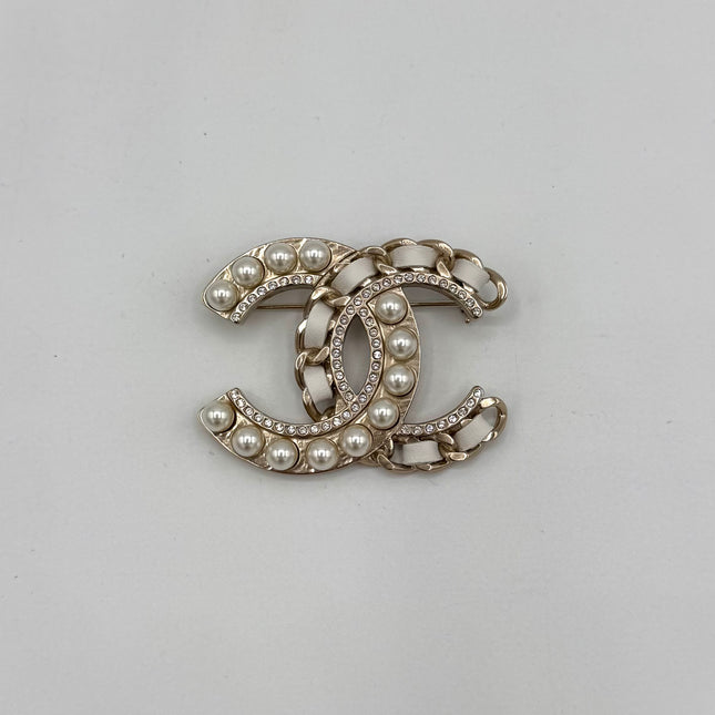 Broche Chanel double C perles et strass