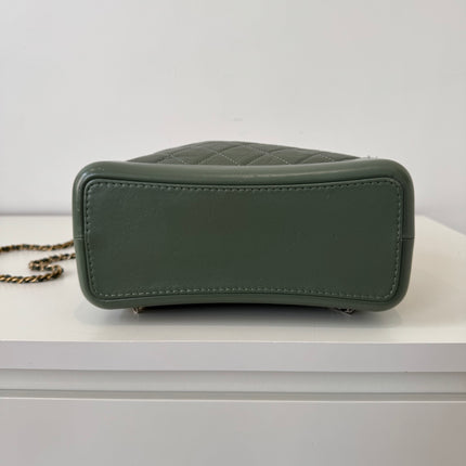 Sac à dos Chanel Gabrielle cuir vert gris
