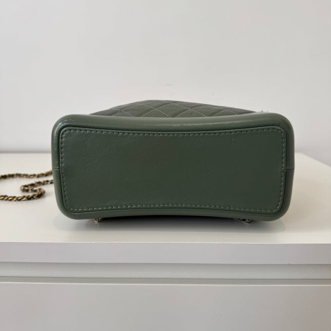 Sac à dos Chanel Gabrielle cuir vert gris