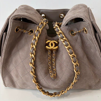 Petit Sac Chanel 25 gris en suede