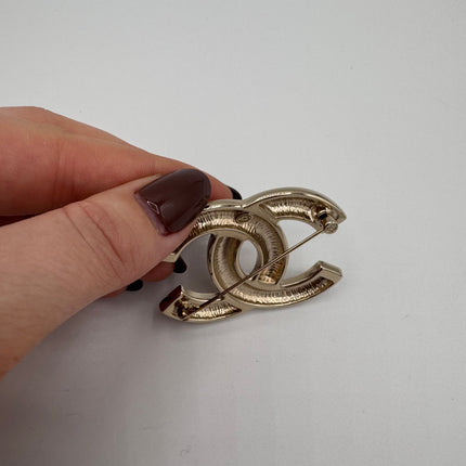 Broche Chanel CC