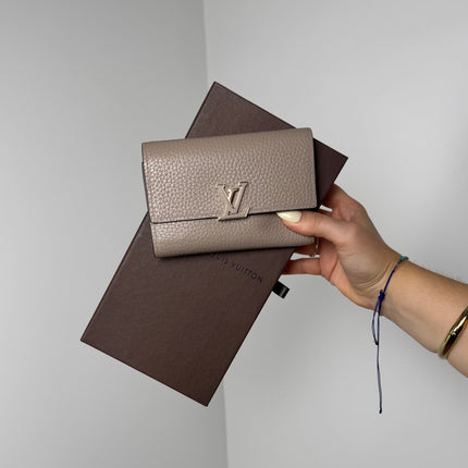 Portefeuille Louis Vuitton Capucines Compact