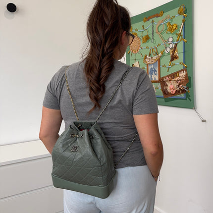 Sac à dos Chanel Gabrielle cuir vert gris