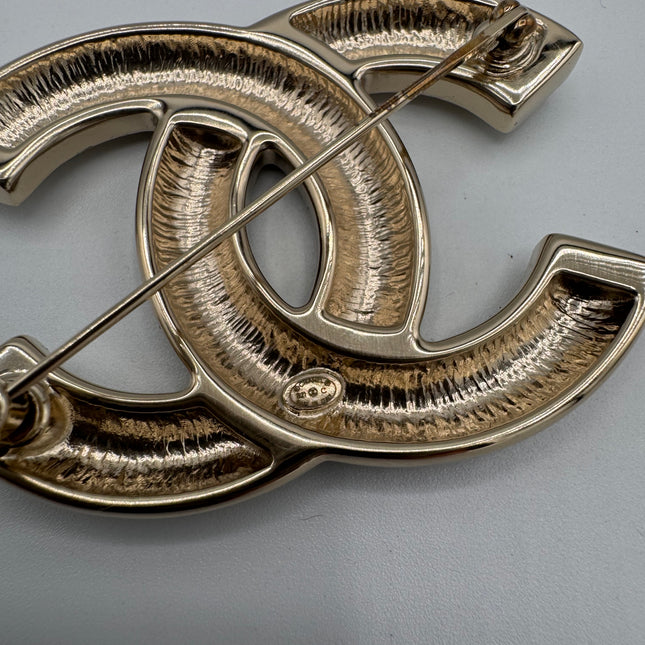 Broche Chanel CC