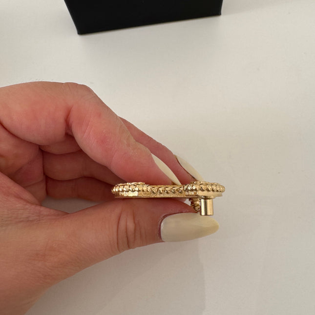 Broche Chanel CC