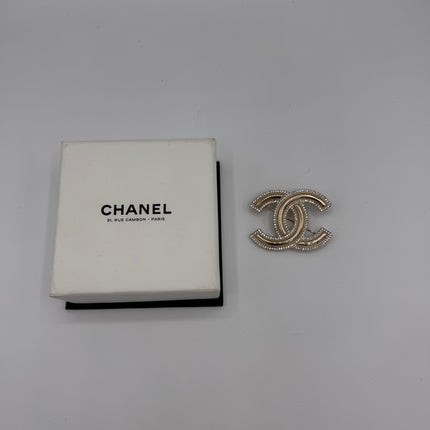 Broche Chanel CC