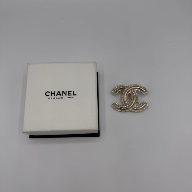 Broche Chanel CC