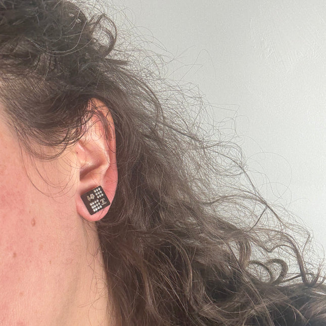 Boucles d’oreilles puces Chanel