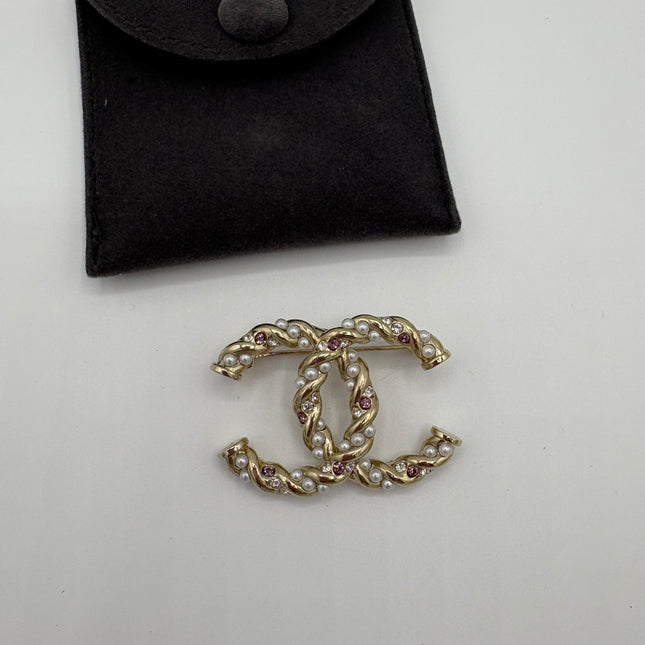 Broche Chanel CC