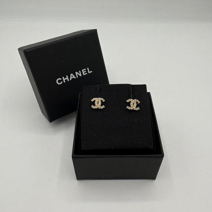 Puces d’oreilles Chanel CC