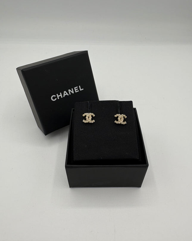Puces d’oreilles Chanel CC