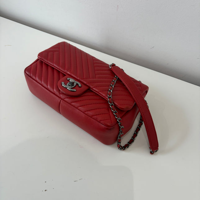 Sac Chanel bandoulière chevrons rouge