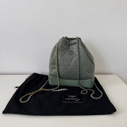 Sac à dos Chanel Gabrielle cuir vert gris