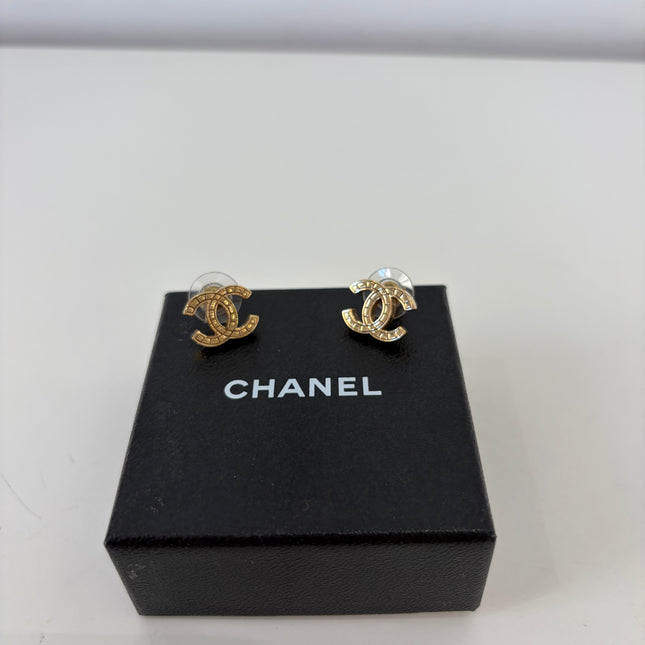 Puces d’oreilles Chanel CC