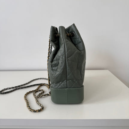 Sac à dos Chanel Gabrielle cuir vert gris