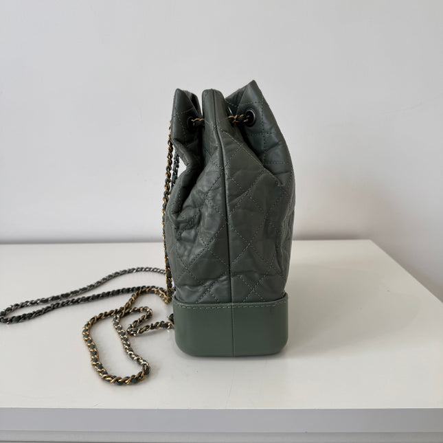 Sac à dos Chanel Gabrielle cuir vert gris