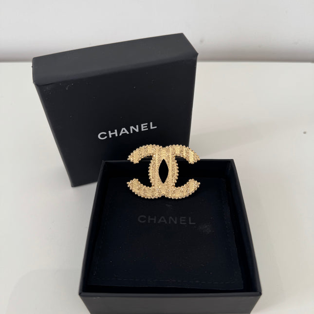 Broche Chanel CC